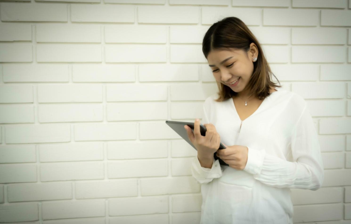 Zelorifante Seminarraum mit Teilnehmern während interaktiver Diskussionsrunde